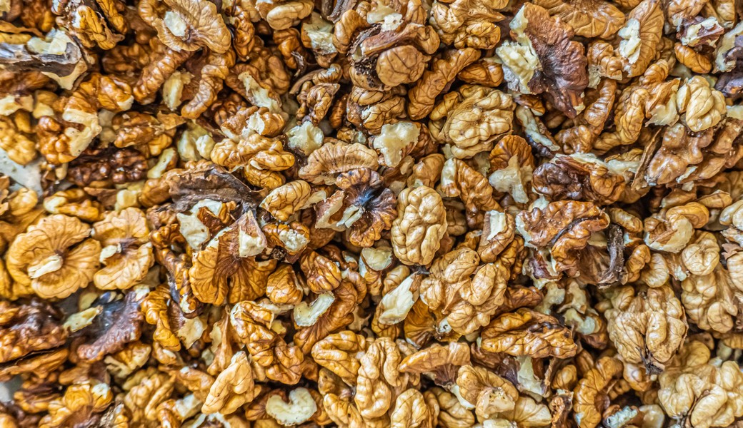 Shelled walnut halves